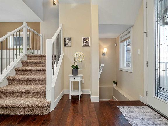 4th image of 18 E Northlander Rd W