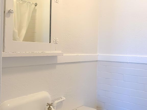 4th image of 1275 N Pearl St #D