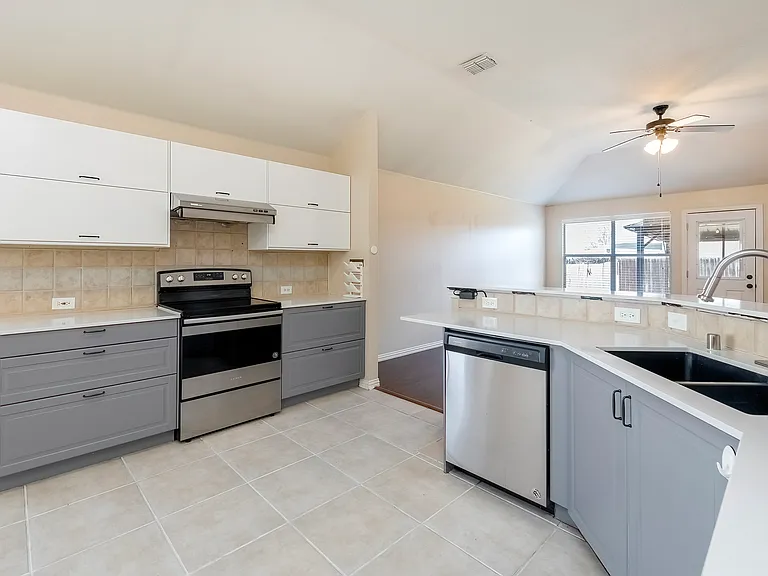 2716 Dawn Spring Dr — Photo 4