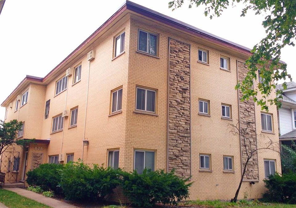 2nd image of 828 N Austin Blvd APT 1E