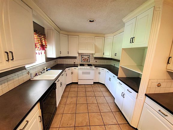 5th image of 2810 Royal Dr