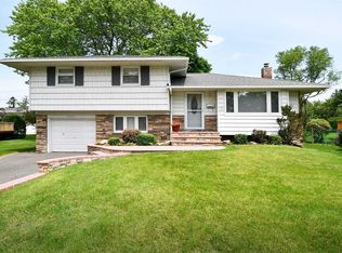 17 Lex Ave, Plainview, NY 11803