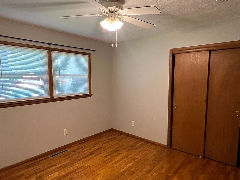 2430 S Kickapoo Ave — Photo 12