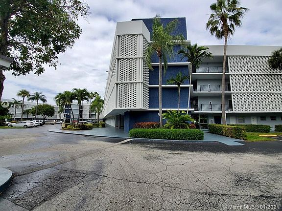 3rd image of 879 NE 195th St APT 224