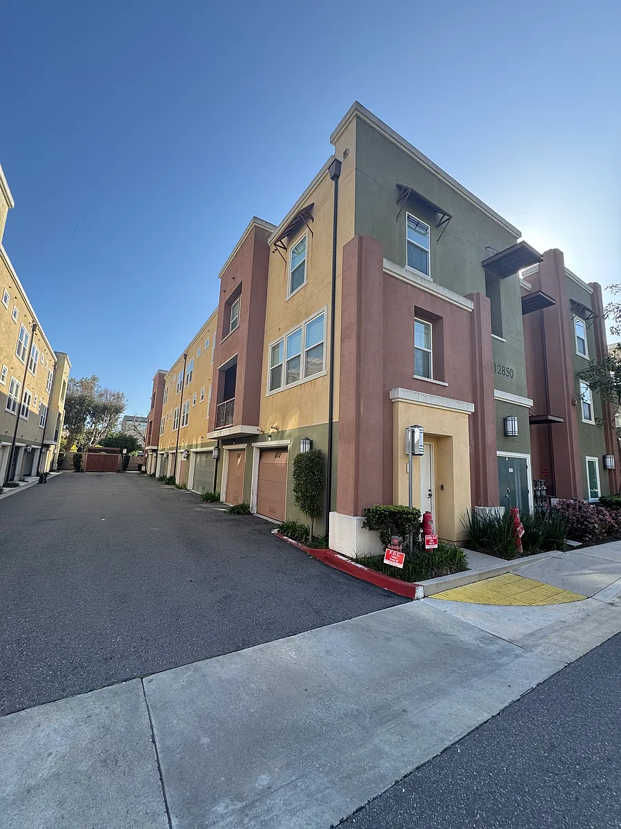 Building Photo - 12850 Palm St #3