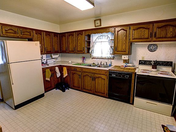 3rd image of 829 W Ashton Ave