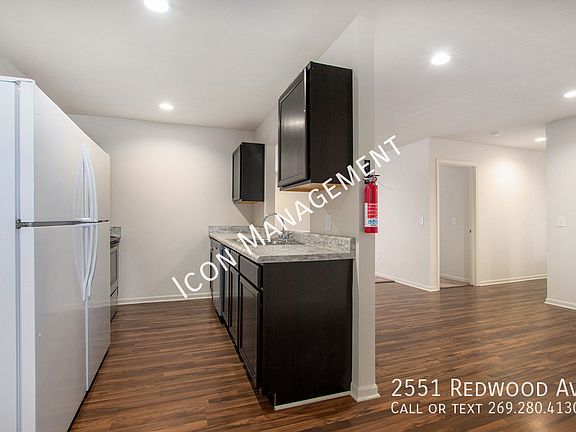 4th image of 2551 Redwood Ave