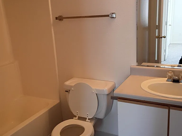 Mallard Cove Apartments — Photo 16