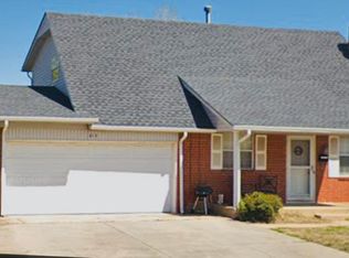 613 NW 19th St, Moore, OK 73160