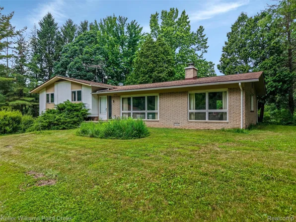 4464 Foxwood Dr, Milford, MI 48380