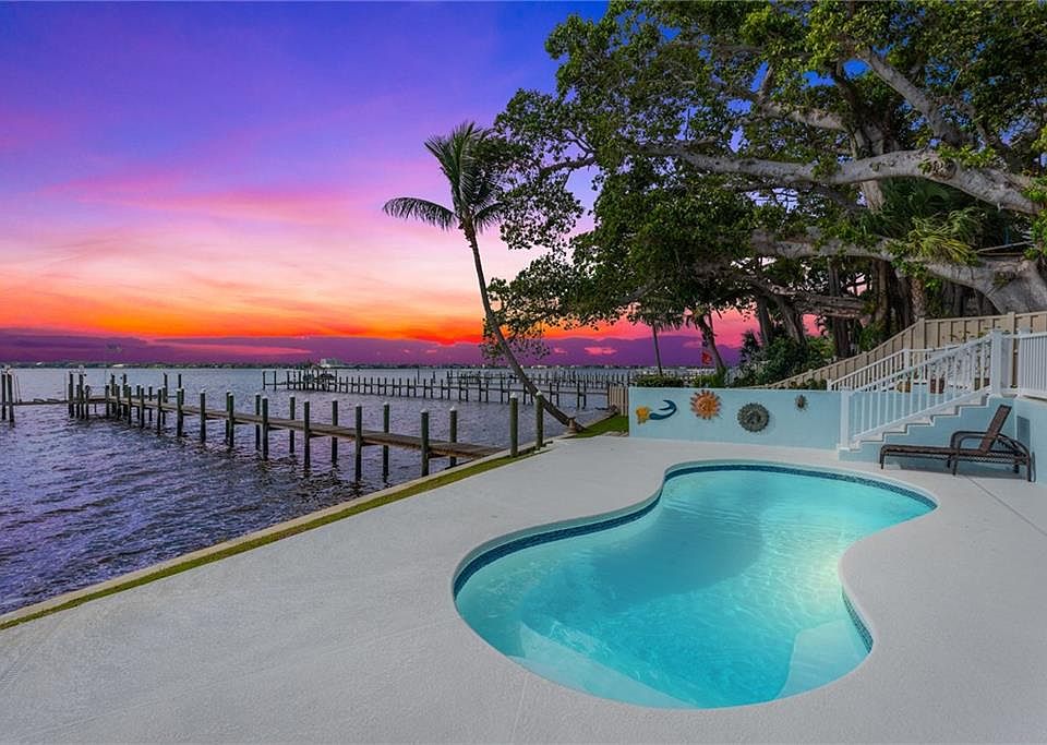 1st image of 916 NE Banyan Tree Dr