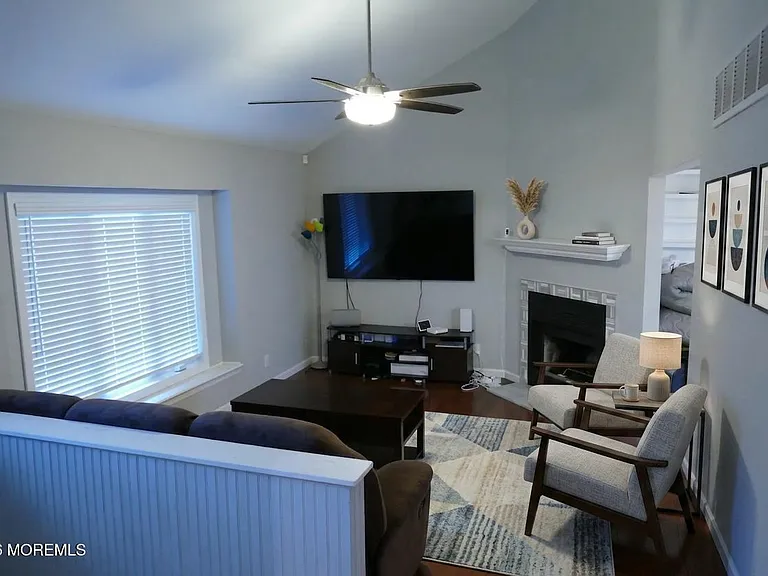 162 Linden Ave #B — Photo 4