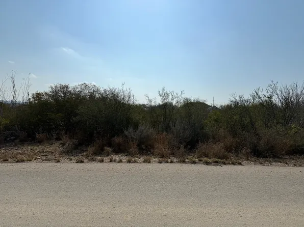 402 Oriole Ave, Zapata, TX 78076