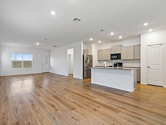 4th image of 206 Canley Loop