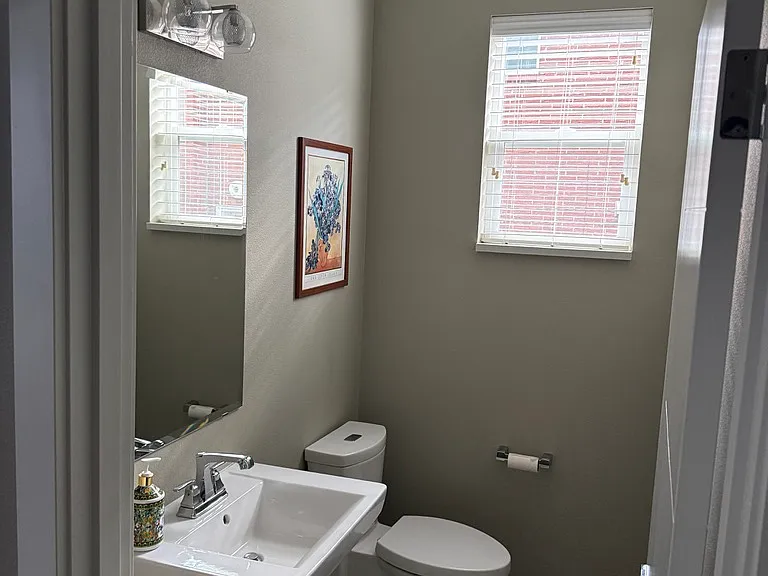 1559 NE 72nd Ave — Photo 4