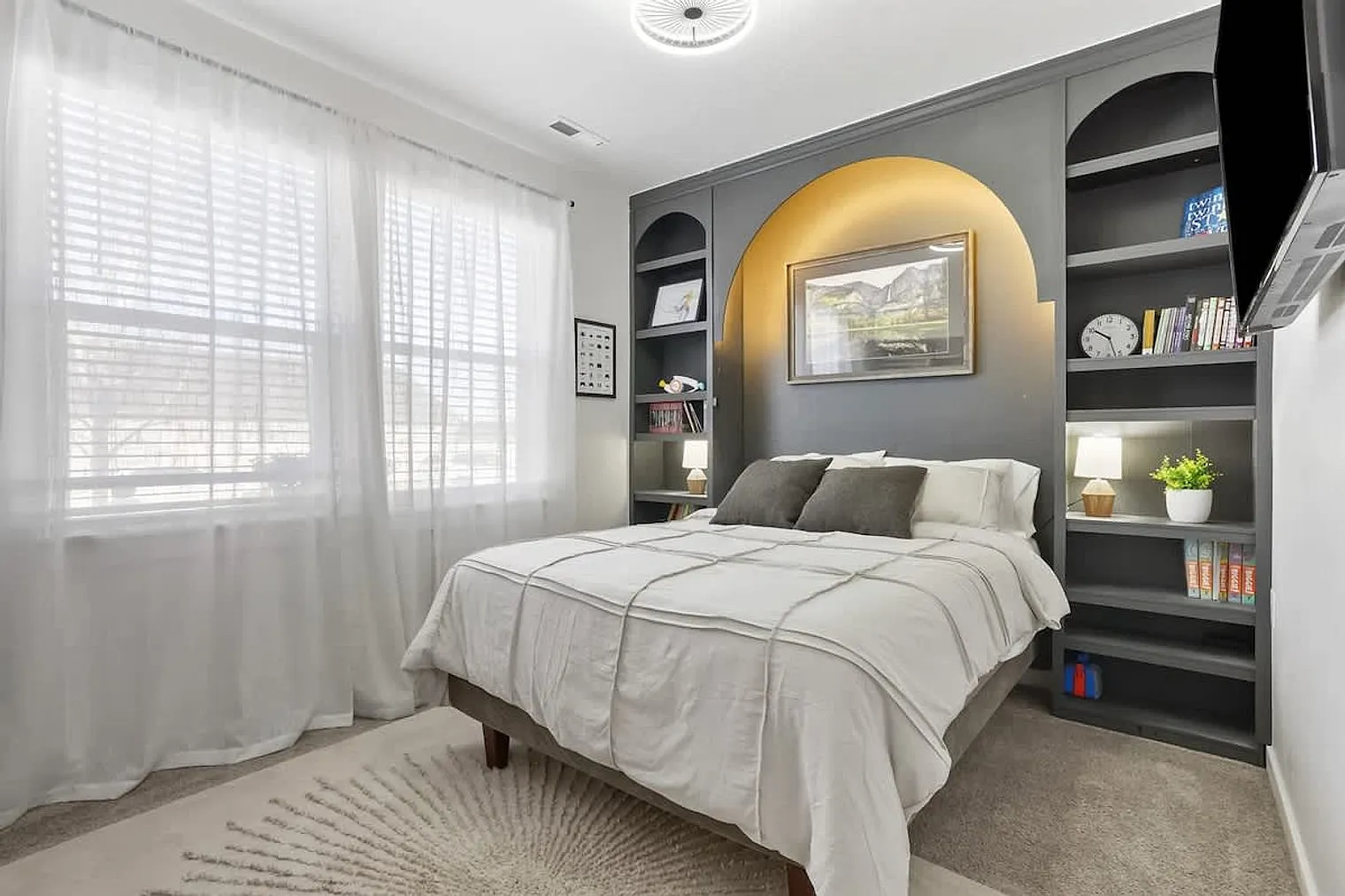 5 bed, 3.0 bath, 2443 sqft, $7,752 — Photo 2