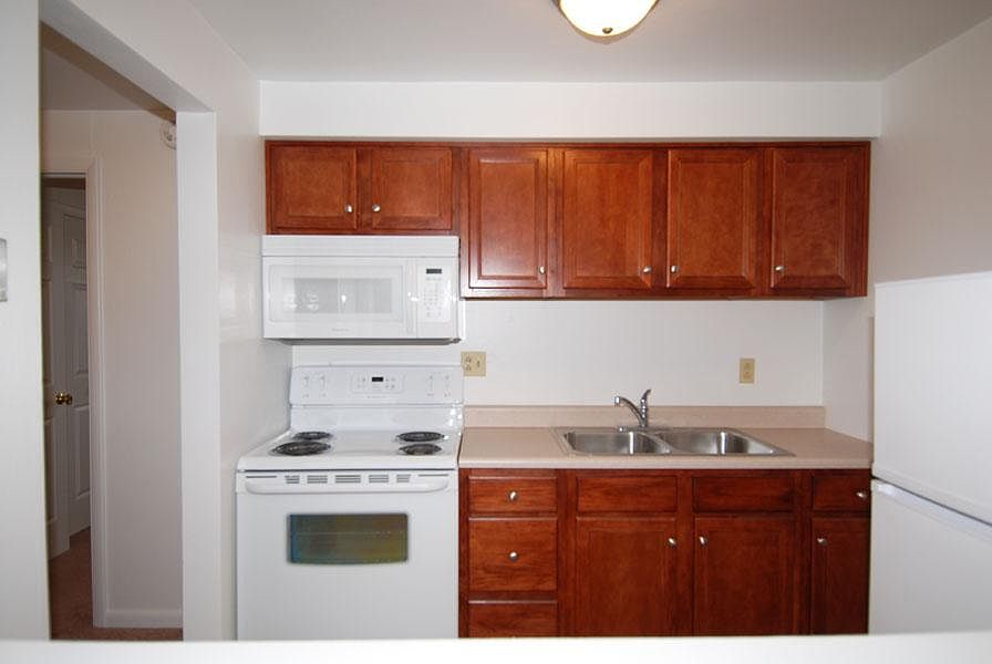 2nd image of 556 Sherwood Cir