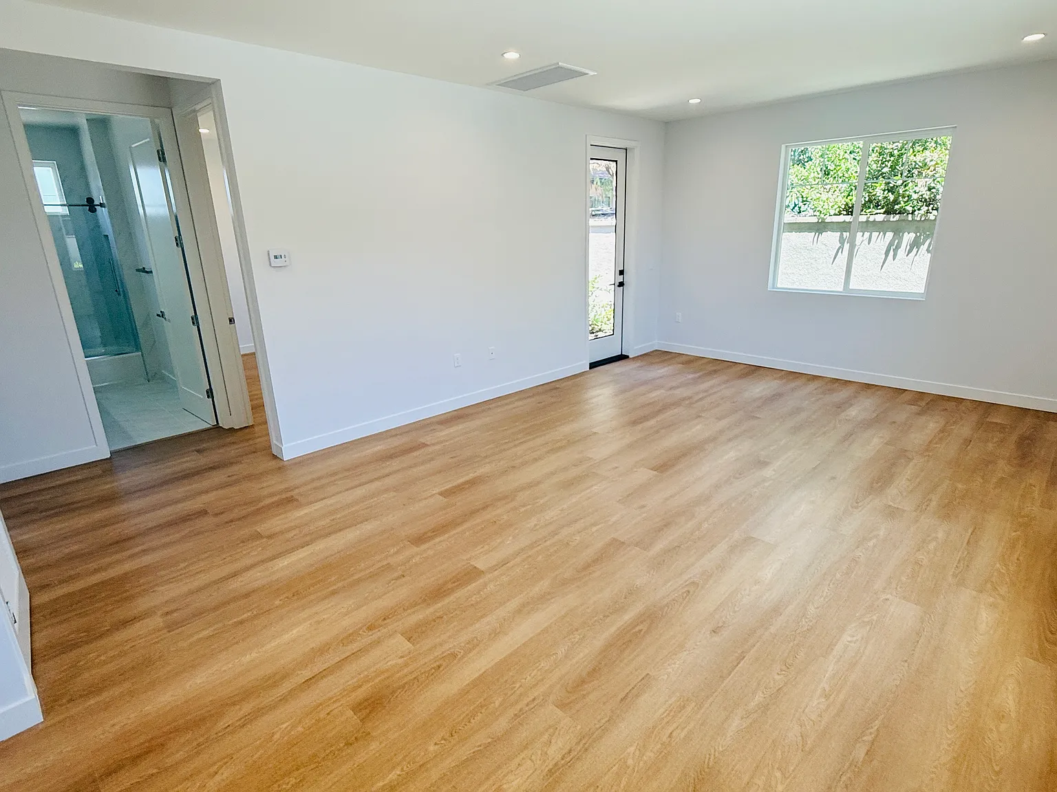 2 bed, 800 sqft, $2,400 — Photo 2