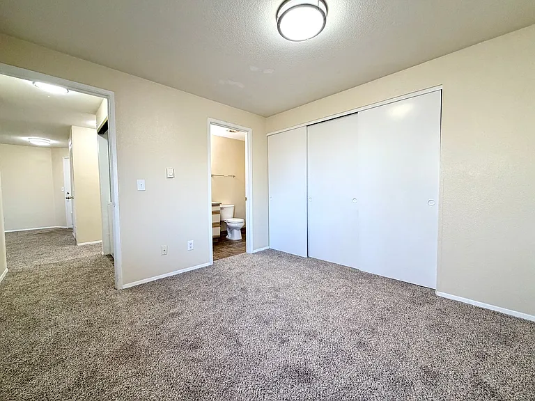 0174-06PP Lindsey Anne Apartments — Photo 9