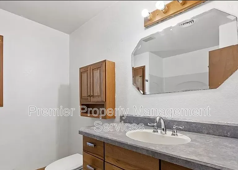 300 Aristocrat Dr — Photo 7