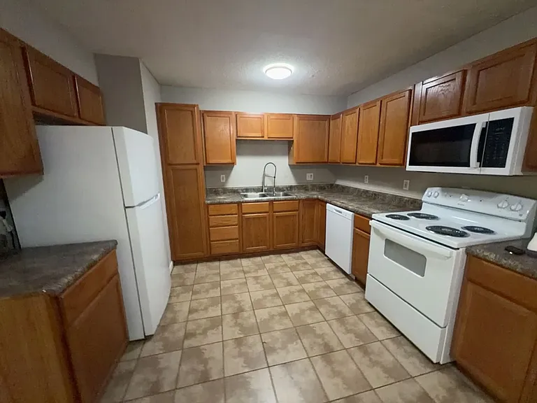 10805 Bennington Ave — Photo 5