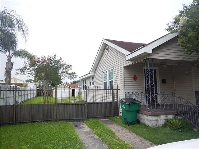 2 bed, 1.0 bath, 1050 sqft, $1,450 — Photo 2