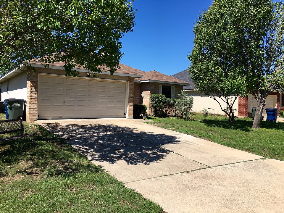 1st image of 805 Sparkling Brook Ln