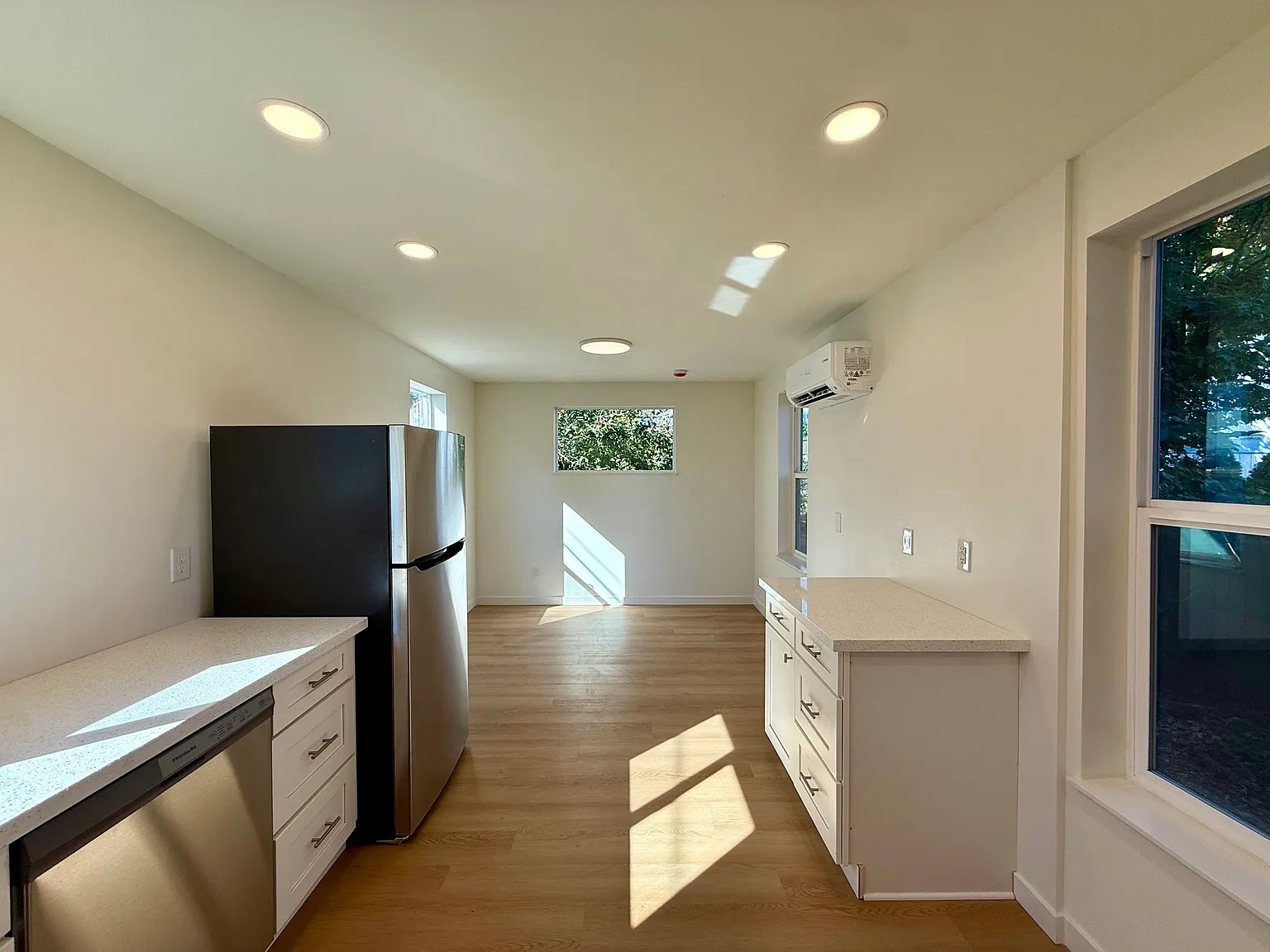 4 bed, 3.5 bath, 1938 sqft, $4,850 — Photo 4