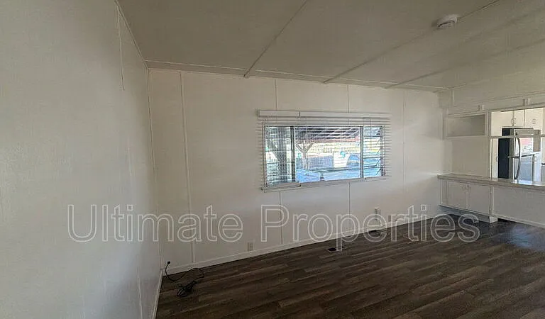 2077 E Charleston Ave — Photo 4