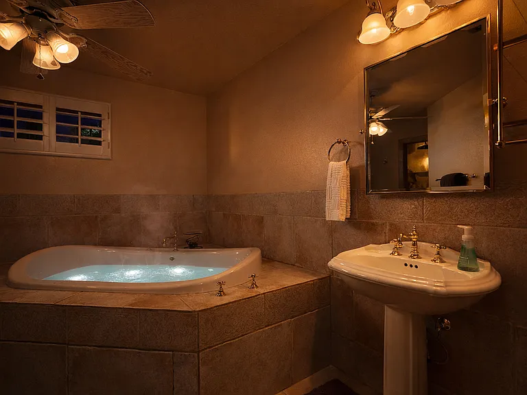 Huge Master Jetted Tub
