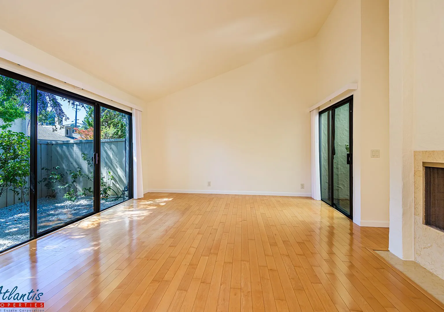 Lovely Palo Alto Townhouse | Desirable Location — Photo 2