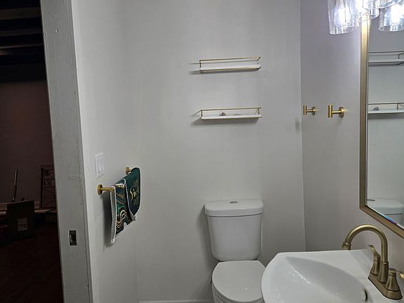 5th image of 205 Cornwall Dr