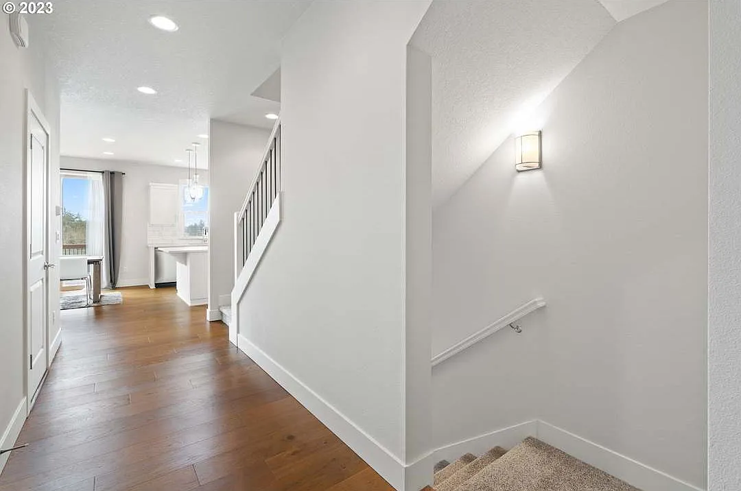 4 bed, 2527 sqft, $3,599 — Photo 2