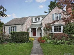 121 Brixton Rd, Garden City, NY 11530