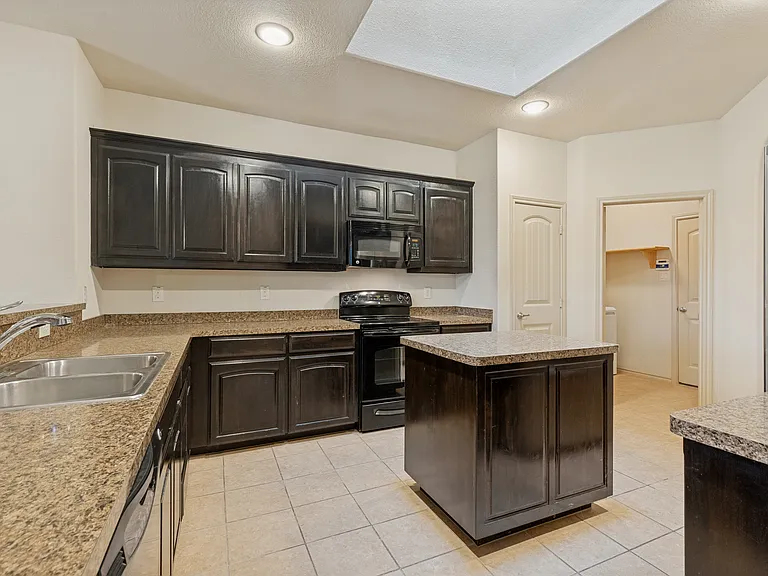 540 Vidalia Ct — Photo 2