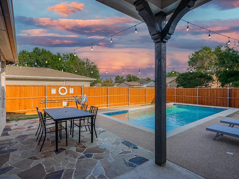 8206 Chesham Dr — Photo 40