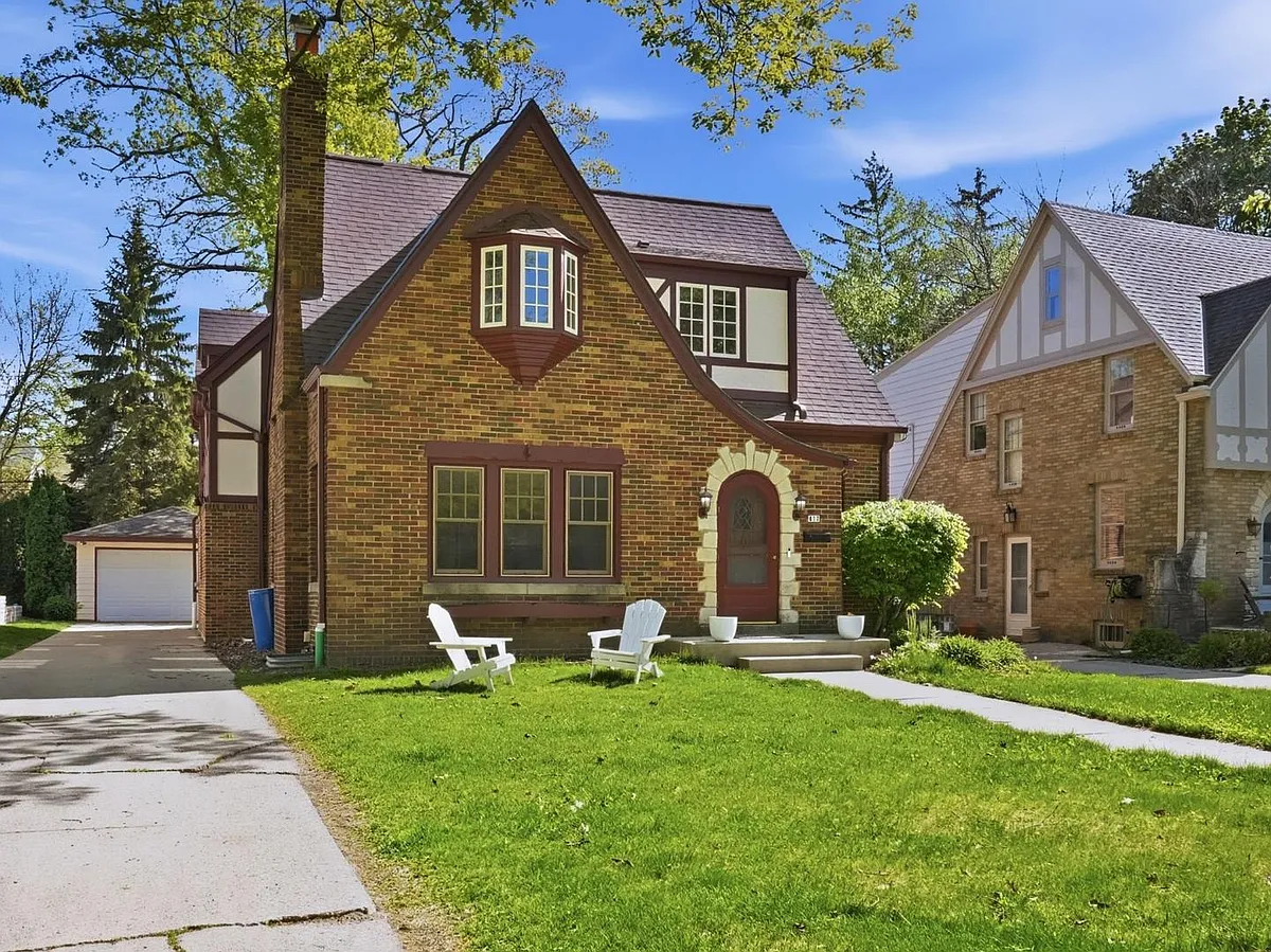 Property Photo - 817 E Sylvan Ave