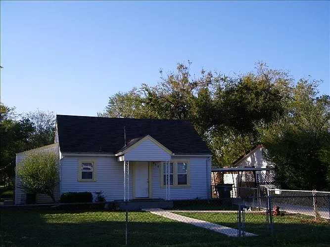 910 East Comanche