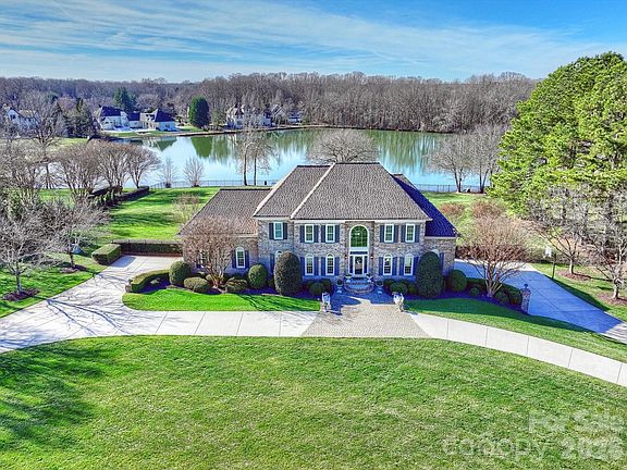 3rd image of 433 Landsbury Dr