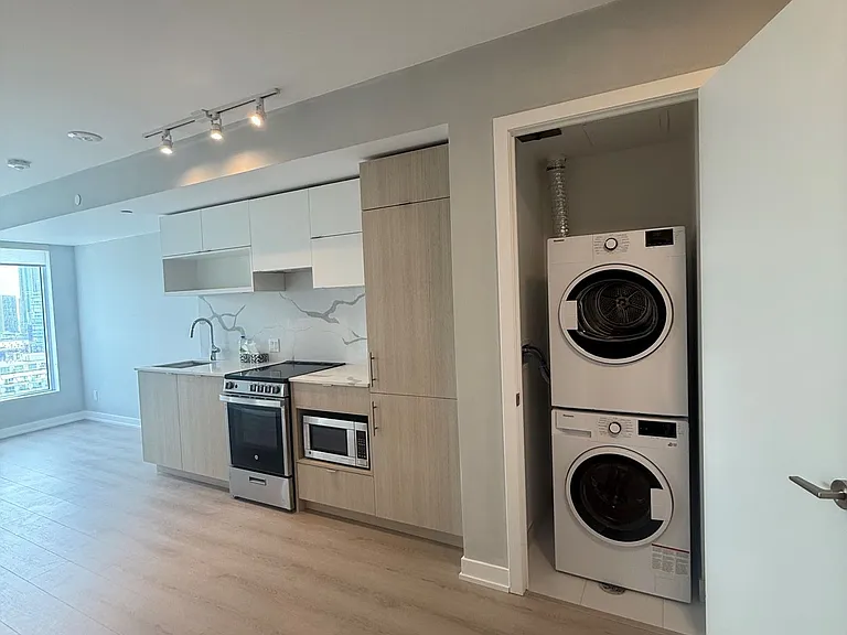 100 Queen St E #2107 — Photo 3