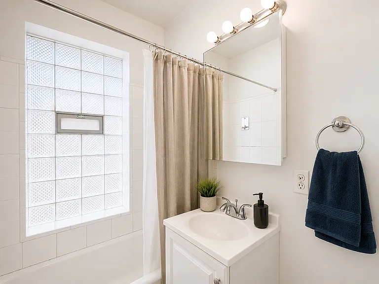 652 W Oakdale Ave #1N — Photo 7