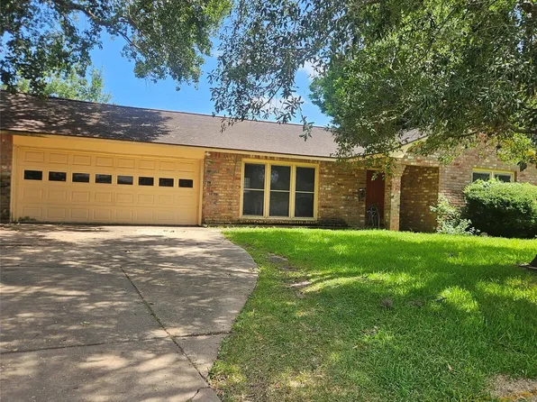 219 Carnation St, Lake Jackson, TX 77566