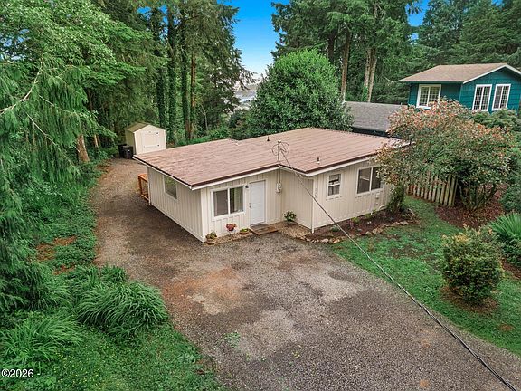 5th image of 120 NE Waldport Heights Dr