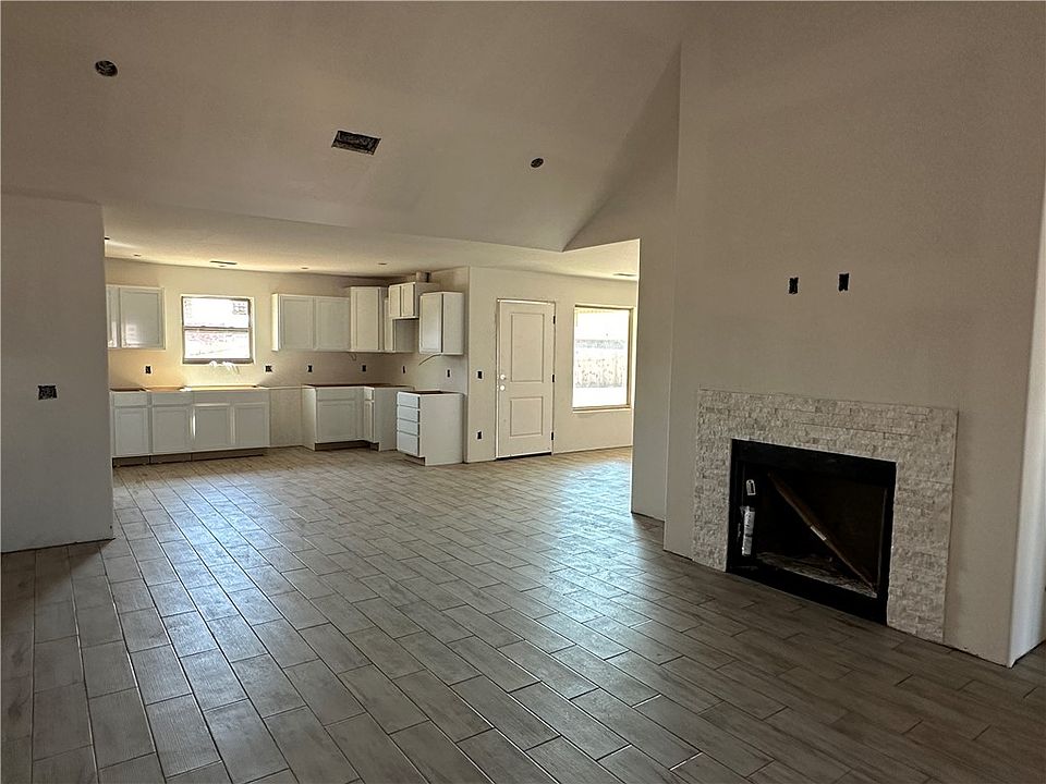 2nd image of 411 Palm St