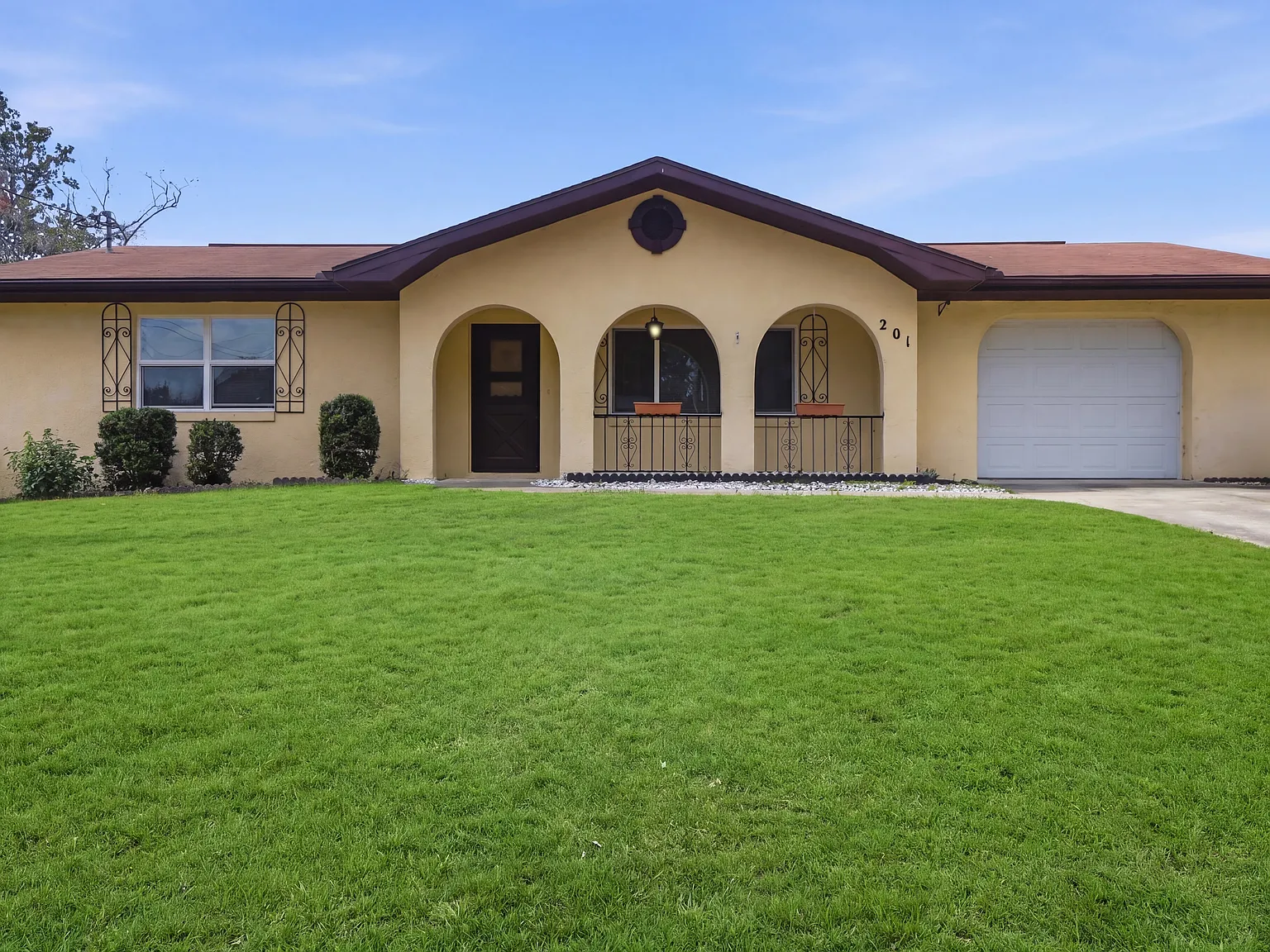 3 bed, 1338 sqft, $1,670 — Photo 1