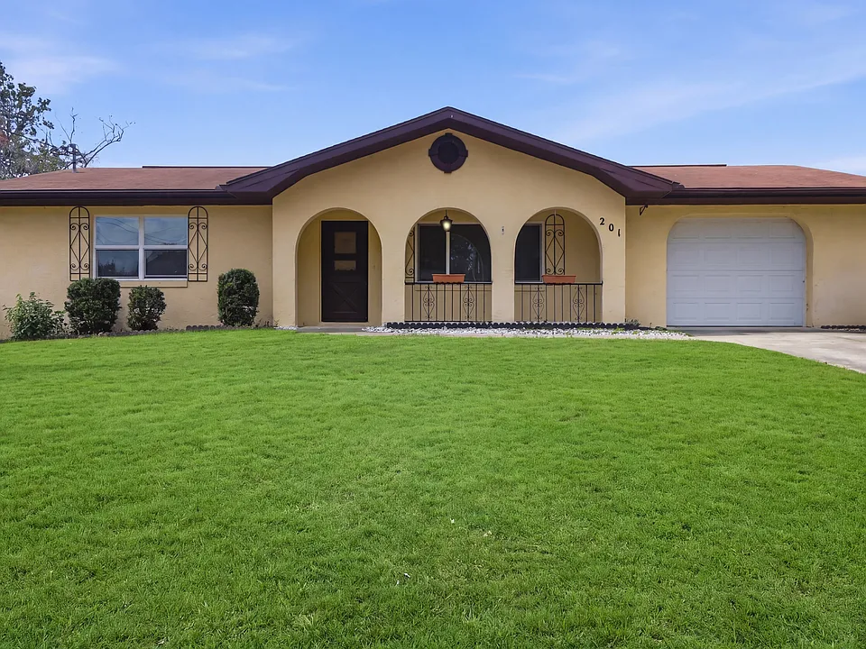 201 Iris Ln