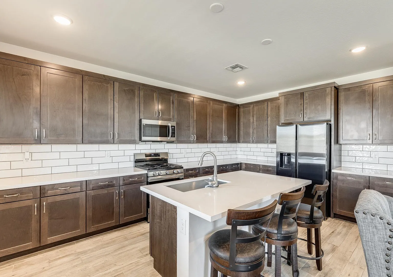 3 bed, 2.5 bath, 2160 sqft, $2,800 — Photo 4