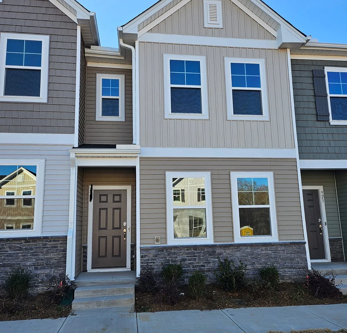 2 bed, 2.5 bath, 1370 sqft, $1,595 — Photo 1