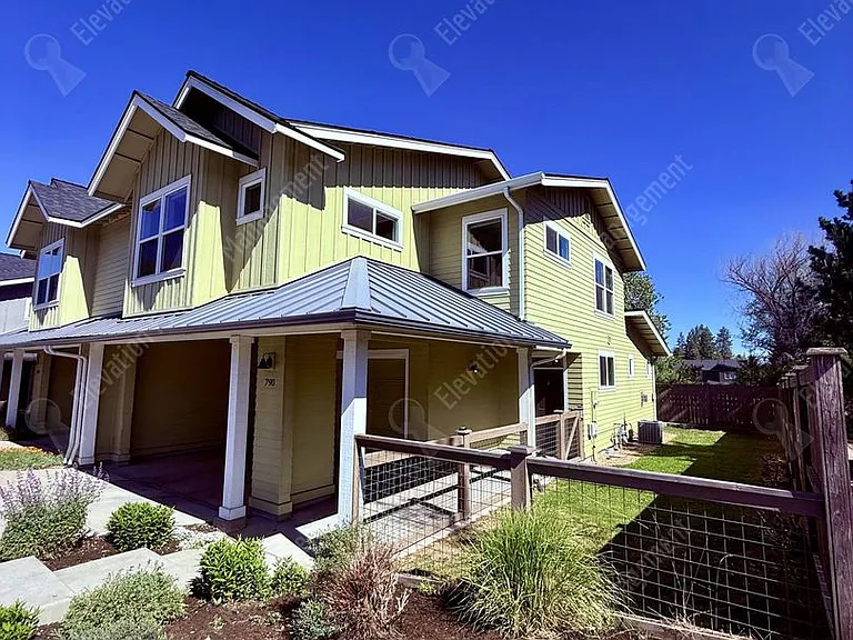 790 NE Isabella Ln — Photo 2