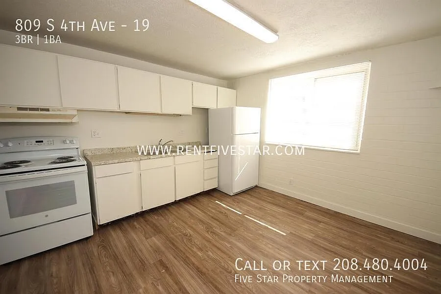 3 Bedroom Apartment 1 Block From ISU Campus! — Photo 1